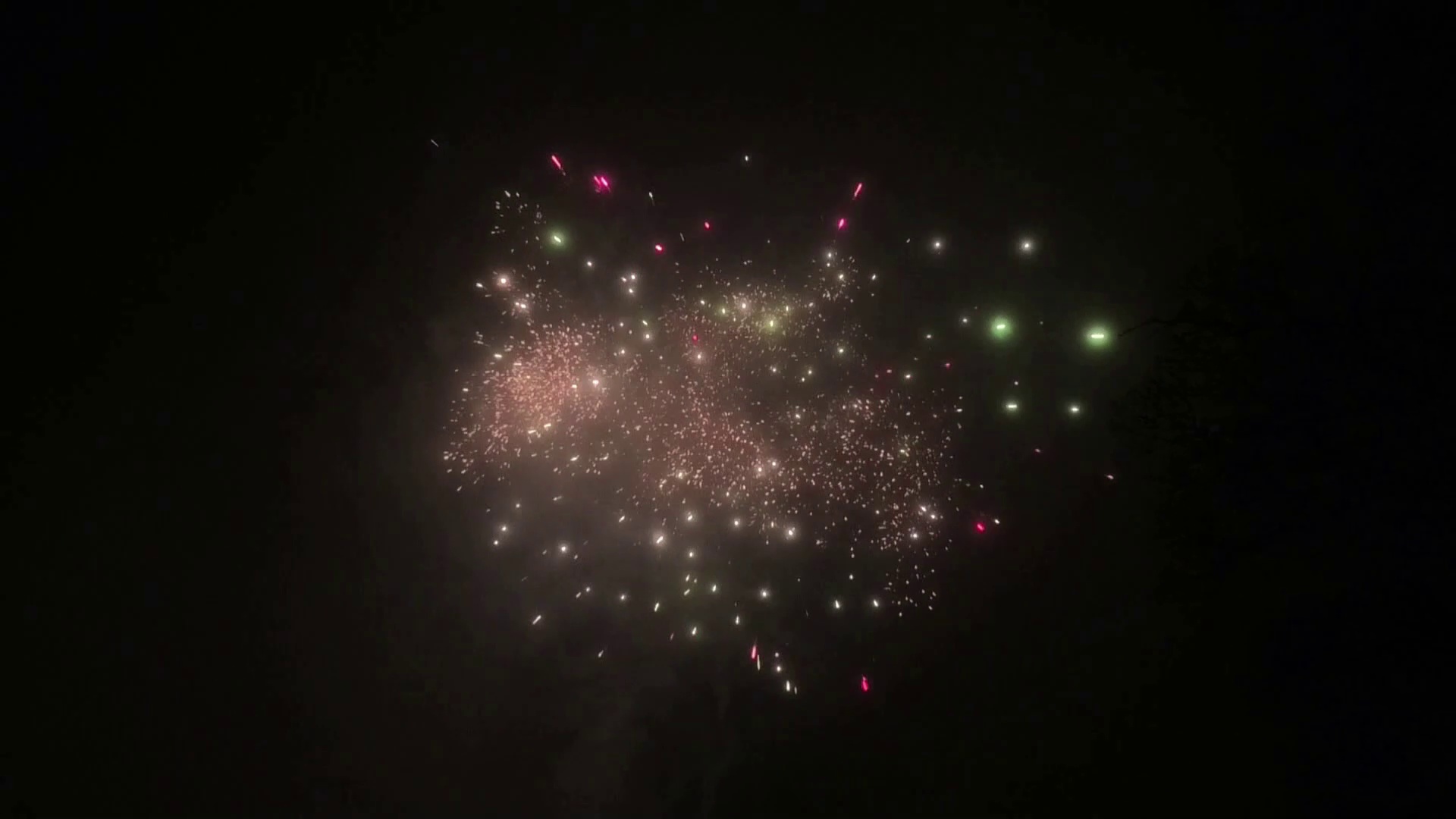 Feuerwerk in Hamburg auf dem Dach der Harburg Arcaden am 28.12.2024